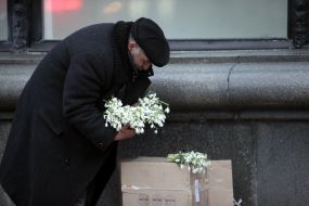 Мужчина продает подснежники