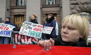 Rallies near the KCSA building