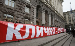 Rallies near the KCSA building