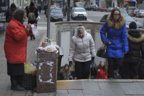 Пожилая женщина продает подснежники