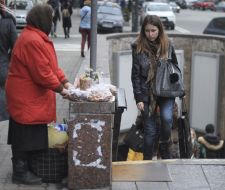 Пожилая женщина продает подснежники