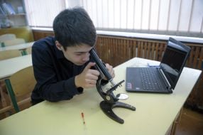 Учень в кабінеті фізики