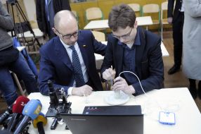 Арсеній Яценюк в кабінеті фізики