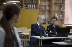 Арсеній Яценюк в кабінеті фізики