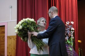 Арсеній Яценюк вручає квіти