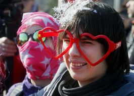 Марш за права женщин под лозунгом "Цветы - клумбы, правая – женщинам