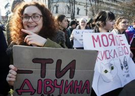 Марш за права женщин под лозунгом "Цветы - клумбы, правая – женщинам