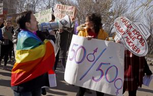 Марш за права женщин под лозунгом "Цветы - клумбы, правая – женщинам