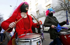 Марш за права женщин под лозунгом "Цветы - клумбы, правая – женщинам