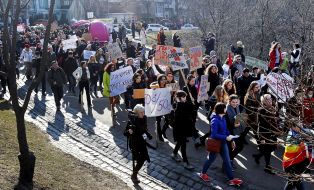 Марш за права женщин под лозунгом "Цветы - клумбы, правая – женщинам