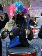 Марш за права женщин под лозунгом "Цветы - клумбы, правая – женщинам