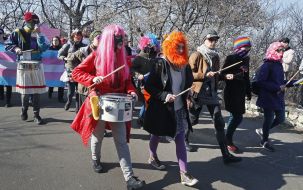 Марш за права женщин под лозунгом "Цветы - клумбы, правая – женщинам