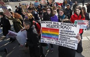 Марш за права женщин под лозунгом "Цветы - клумбы, правая – женщинам