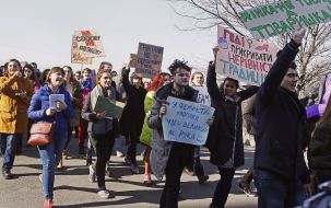 Марш за права женщин под лозунгом "Цветы - клумбы, правая – женщинам