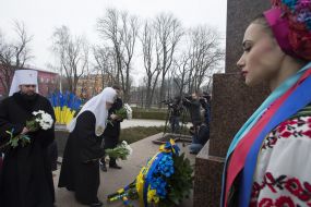 Laying of flowers to monument to Shevchenko
