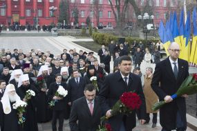 Laying of flowers to monument to Shevchenko