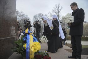 Laying of flowers to monument to Shevchenko