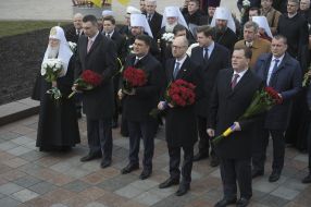 Возложение цветов к памятнику Шевченко