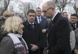 Arseniy Yatsenyuk speaks to people