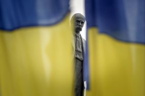 Laying of flowers to monument to Shevchenko