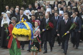 Возложение цветов к памятнику Шевченко