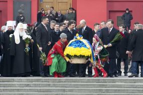 Возложение цветов к памятнику Шевченко