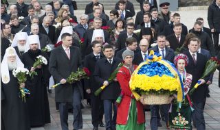 Возложение цветов к памятнику Шевченко