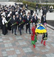 Возложение цветов к памятнику Шевченко