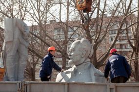 Work on dismantling the monument to Feliks Dzerzhinsky