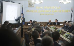 Andrii Pyvovarskyi. Arsenii Yatsenyuk and Oleh Honcharuk