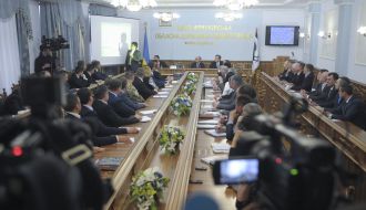 Andrii Pyvovarskyi. Arsenii Yatsenyuk and Oleh Honcharuk