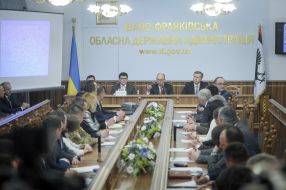 Andrii Pyvovarskyi. Arsenii Yatsenyuk and Oleh Honcharuk