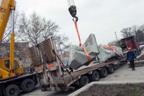 The dismantling the monument to Feliks Dzerzhinsky