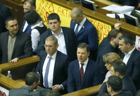 The People's Deputies near the tribune of Parliament