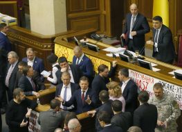 The People's Deputies near the tribune of Parliament