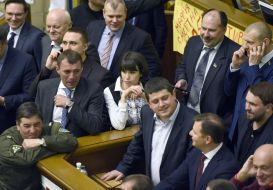 The People's Deputies near the tribune of Parliament