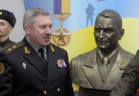 Yuri Allerov near Sergei Kulchytsky bust