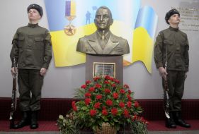 Yuri Allerov near Sergei Kulchytsky bust