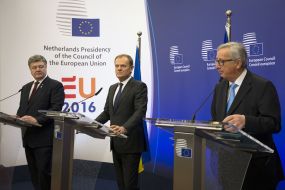 Jean-Claude Juncker, Petr Poroshenko and Donald Tusk