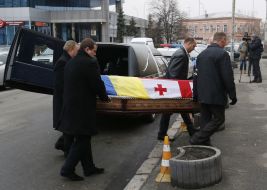 The coffin with the body of Georgiy Gongadze