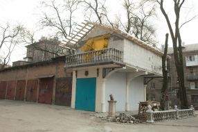 Garage with a balcony