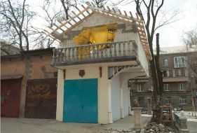 Garage with a balcony