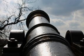 Старинная пушка