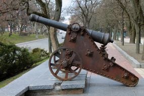 Старинная пушка