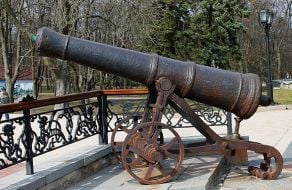 Старинная пушка