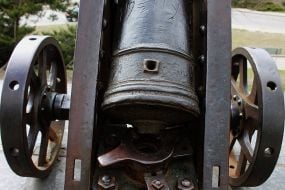 Старинная пушка