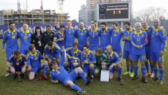 The team of journalists holding a cup