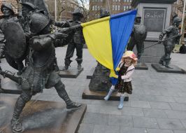 Дівчинка з українським прапором