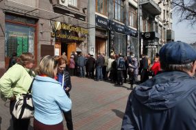 The queue to the bank "Khreschatyk"