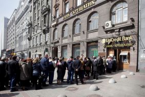 The queue to the bank "Khreschatyk"